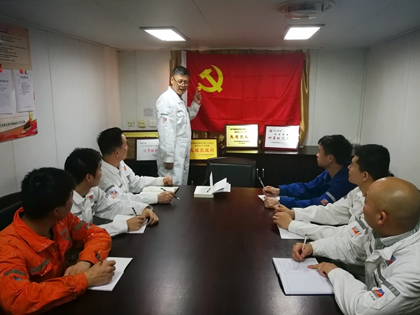 寧波海運“明州76”輪黨小組組織開展了船舶黨團員和先進青年代表學黨史促工作保安全的專題討論。（文、攝：屠添榮）_副本_副本.jpg