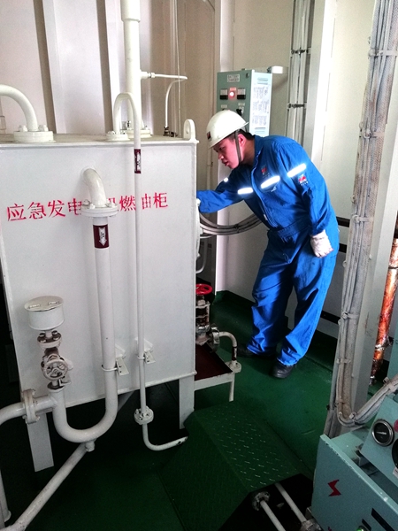 寧波海運轄管“浙能5”輪輪機員在檢查機艙應急設備。許眾攝_副本_副本.jpg