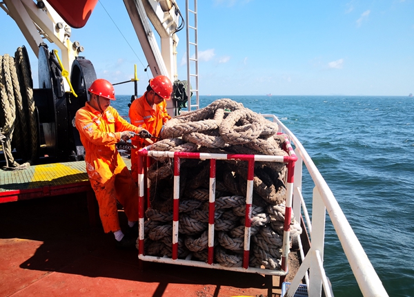 寧波海運轄管“富興21”輪船員在臺風來臨前，對船尾纜繩進行綁扎。陳健慧攝_副本_副本.jpg