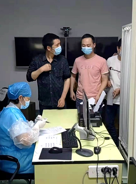 秦皇島醫院加班加點深夜為寧波海運船員接種“一針劑”疫苗。朱文達攝_副本_副本.jpg