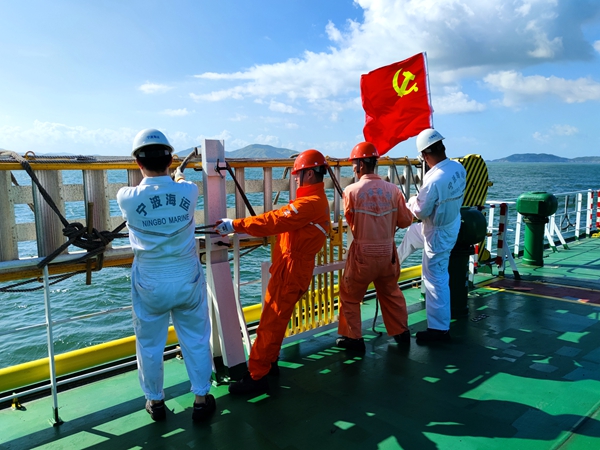 寧波海運所屬“明州502”輪在臺風來臨前，組織黨員志愿者做好船舶舷梯的加固。魏佳裕攝_副本_副本.jpg