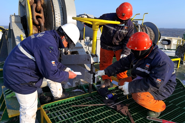 3.寧波海運船員在寒風中進行錨機、錨鏈、制鏈器、剎車等設備檢查。林建偉攝_副本_副本.jpg