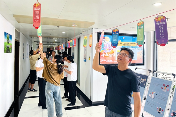 寧波海運(yùn)開(kāi)展“月滿中秋 喜迎國(guó)慶”職工趣味活動(dòng)。李虹鋒攝_副本.jpg