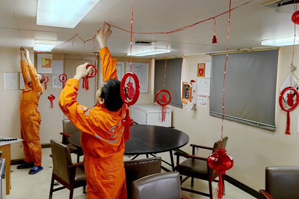 “浙能7”輪開展新春氛圍布置。張全利 攝_副本.jpg