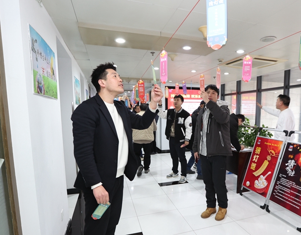 寧波海運(yùn)職工參加猜燈謎活動(dòng)。陸瑩攝_副本.jpg
