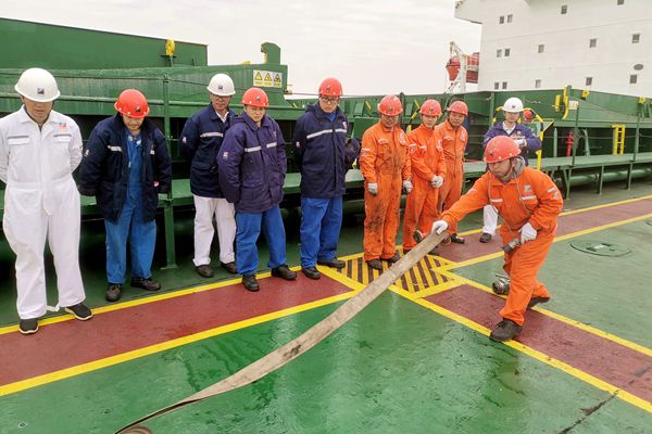 “明州59”輪船舶舉行了拋水龍帶實(shí)操比賽。林建偉 攝_副本.jpg