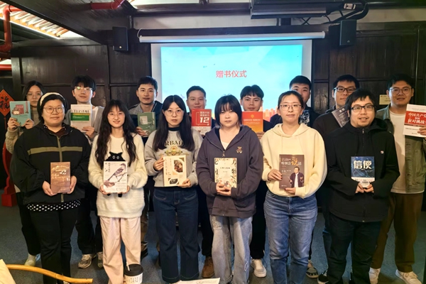 寧波海運組織開展“世界讀書日”活動。金路 攝_副本_副本.jpg
