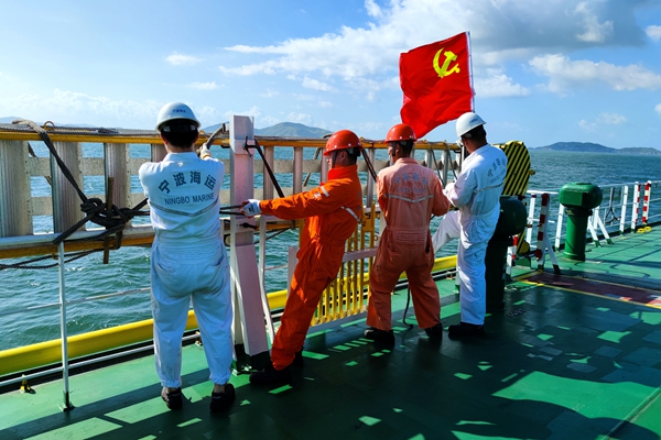 寧波海運船舶青年在臺風天氣來臨前，對甲板懸梯進行捆扎牢固作業。_副本.jpg