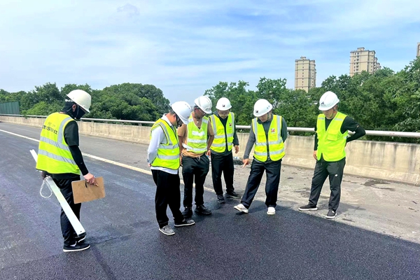 明州高速對路面整治維修工程進行施工質量檢測。余鋒攝_副本.jpg