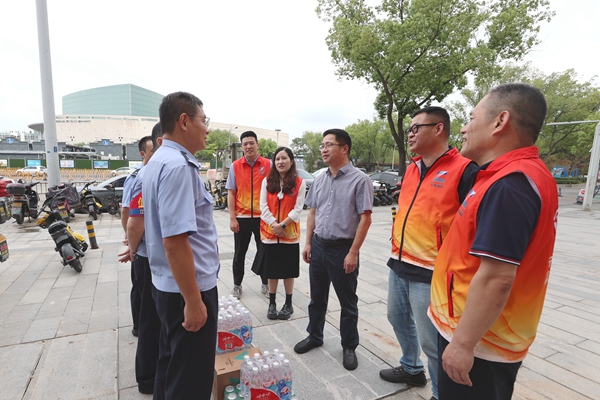 送清涼-崗亭民警。陸瑩攝1#_副本.jpg
