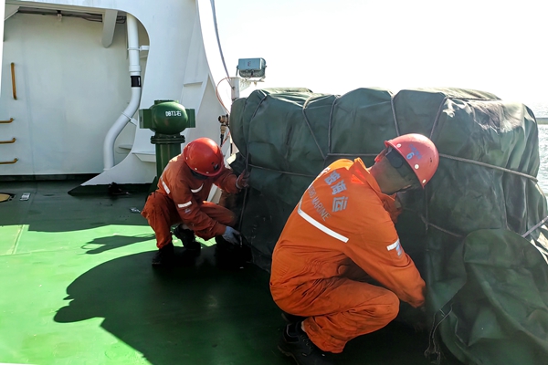 寧波海運(yùn)船員綁扎船舶救生筏登乘梯，做好防臺(tái)準(zhǔn)備工作。陳玉堂 攝_副本.jpg